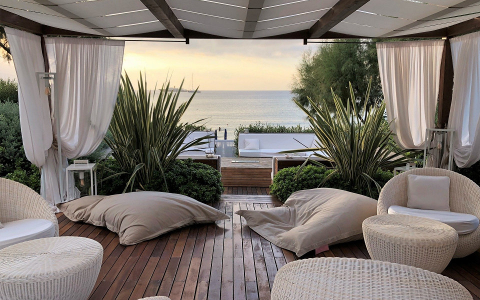 Gemütliche Lounge mit Kissen und Meerblick